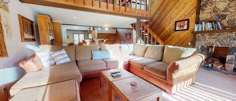 Condo, 3 Bedrooms | Living room | TV, fireplace, books