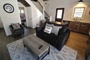 Smart TV, fireplace - Luxury Cabin with Hot Tub Spa adjacent to 16,000 Acres of Gamelands (Ohiopyle)