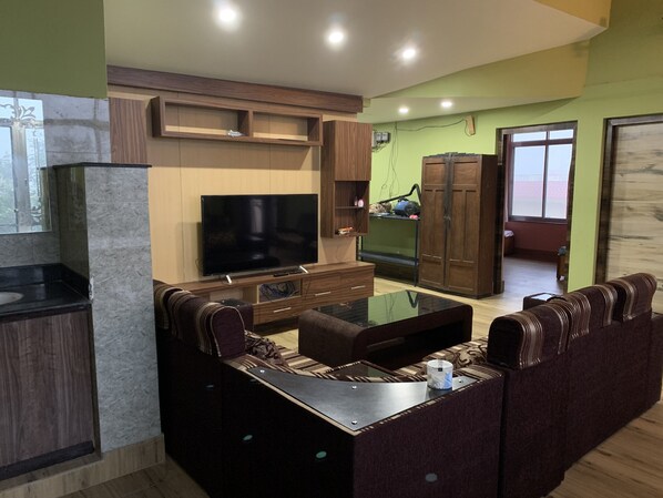 Elite Apartment | Ruang tamu | 55 inci televisyen LED dengan digital, TV 