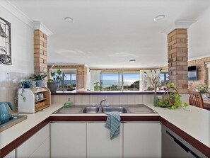 Kylskåp, mikrovågsugn, ugn och spishäll