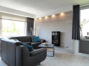 Smart-TV, Kamin, DVD-Player, Tischtennisplatte