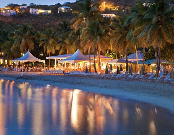 Tæt på stranden, liggestole, badehåndklæder