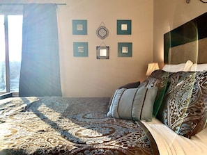 3 slaapkamers, een bureau, een strijkplank/strijkijzer, reisbedje