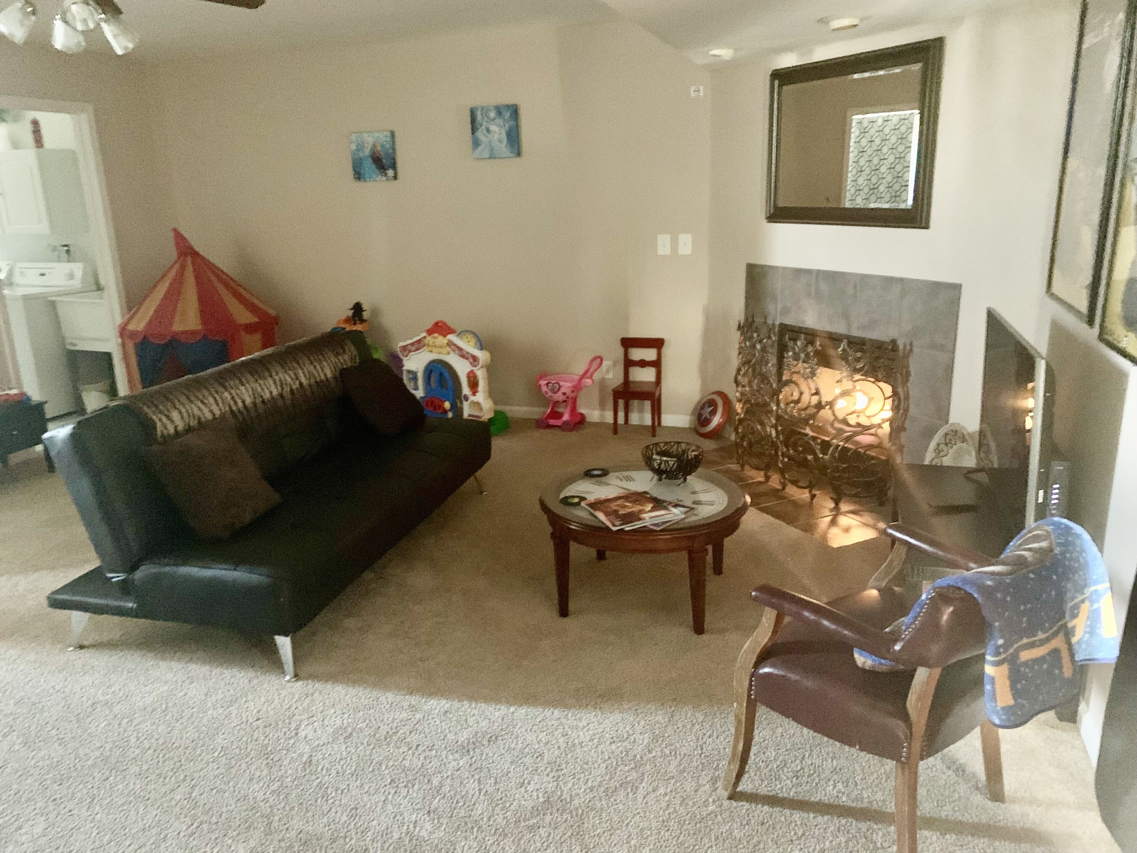 Smart TV, lareira, livros, escritórios