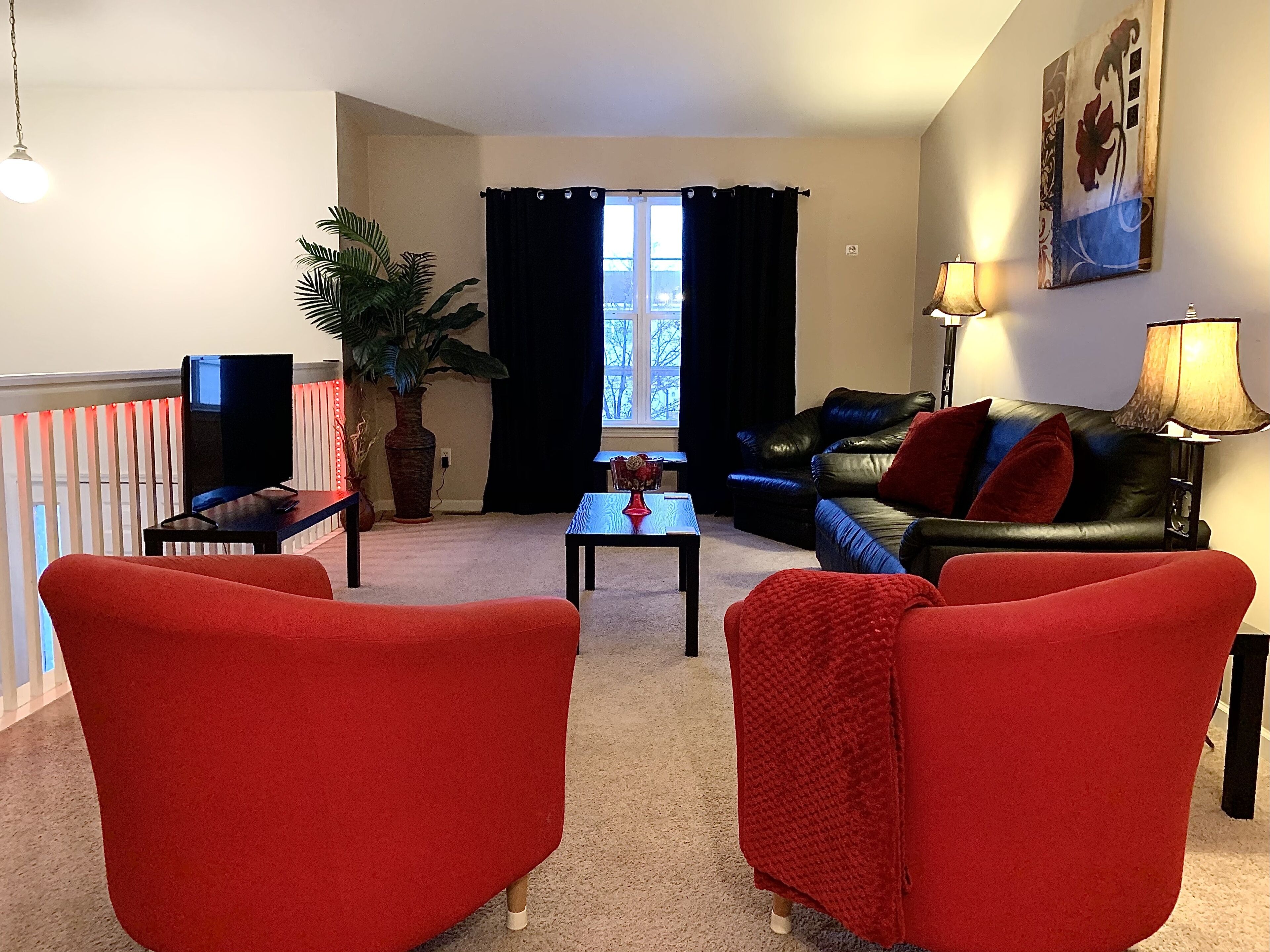 TV connectée, cheminée, livres, espaces bureaux