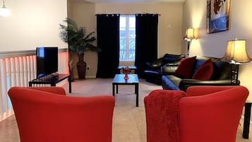 Téléviseur connecté, foyer, livres, bureau