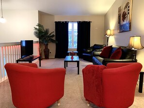 Una Smart TV, una chimenea, libros, una oficina