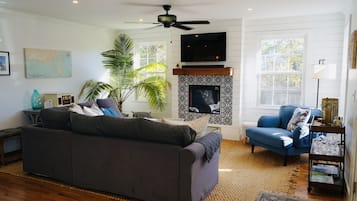 TV, lareira, DVD player, aparelho de som