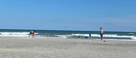 Una playa cerca, sillas reclinables de playa