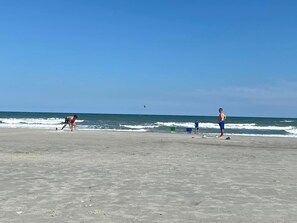 Nær stranden og solsenger