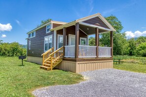 Exterior - Cattail Cottage is a Tiny Home with a hot tub in Wears Valley! (Sevierville)