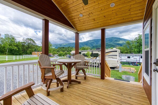 Property grounds - Mountain Getaway is a Tiny Home in Wears Valley! (Sevierville)