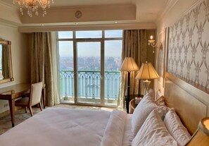 2 bedrooms, in-room safe, desk, iron/ironing board