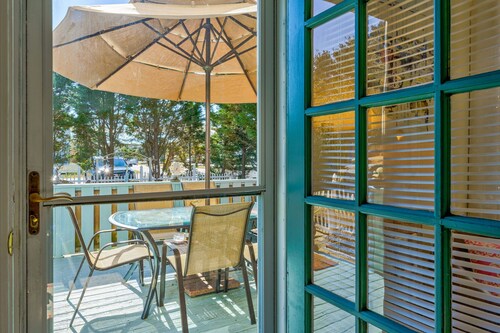 Beach Escape - 2 minute walk to the Beach!