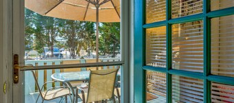 Beach Escape - 2 minute walk to the Beach!