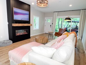 Smart TV, caminetto, lettore DVD