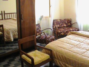 2 slaapkamers, een strijkplank/strijkijzer, gratis wifi, beddengoed