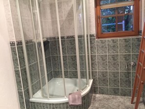 Serviettes fournies, savon, papier toilette