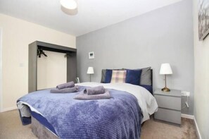 2 bedrooms, iron/ironing board, internet, bed sheets