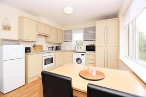 Fridge, microwave, oven, stovetop - Hidden Gem of Newark (New Ollerton)