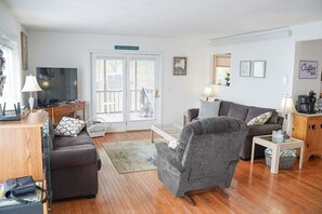 Smart TV, DVD player, books, stereo