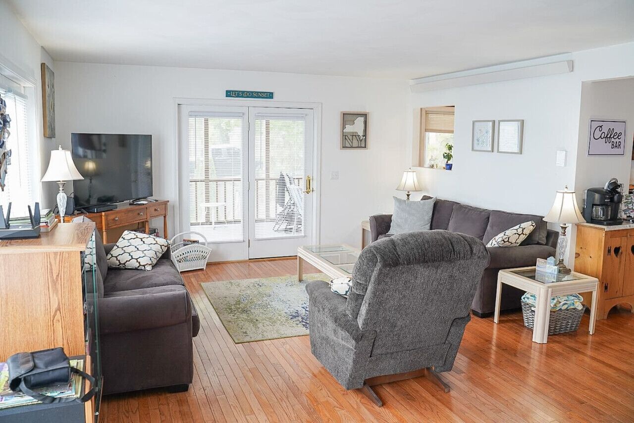 Smart-TV, DVD-Player, Bücher, Stereoanlage