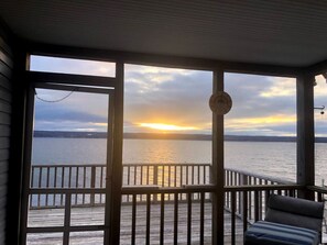 Property grounds - Sunset Oasis Cottage (Aurora)