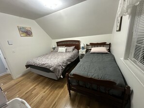 2 soverom, skrivebord, strykejern/-brett og reiseseng for barn