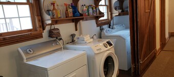 Historic Hardware Inn with River Views: Suite 102