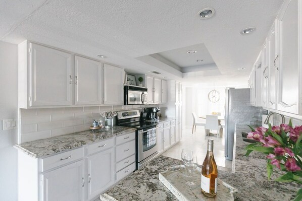 Refrigerador, microondas, horno y parrilla de estufa 