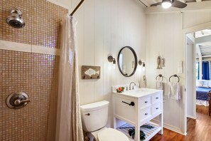 Shower, hair dryer, towels, soap - Hawaiian 2BR Boho Cottage with Bright Island Style (Lahaina)