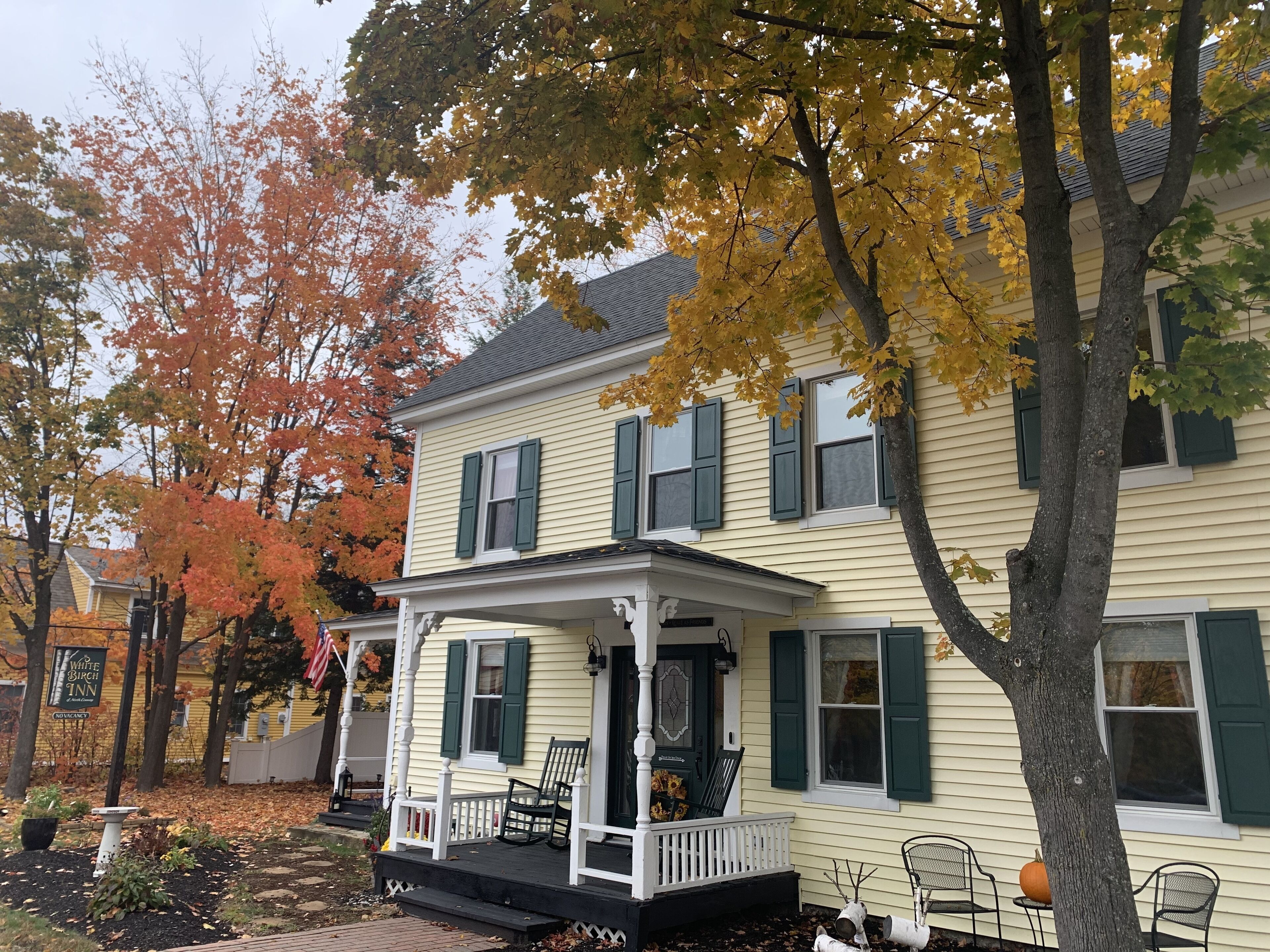 Dog-friendly home, Walk to town, XC Skiing, Biking -HOT TUB, sleeps 14