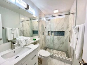 Badewanne, kostenlose Toilettenartikel, Haartrockner, Handtücher