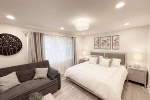 4 bedrooms, desk, iron/ironing board, travel crib