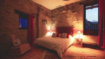 8 bedrooms, travel cot, free WiFi