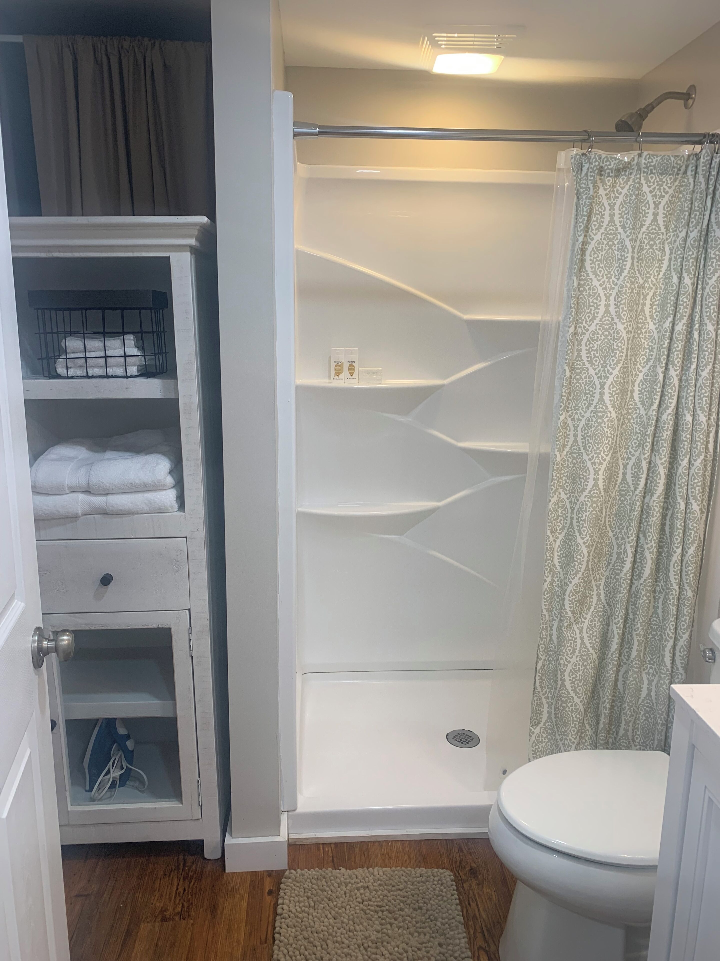 Douche, sèche-cheveux, bidet, serviettes fournies