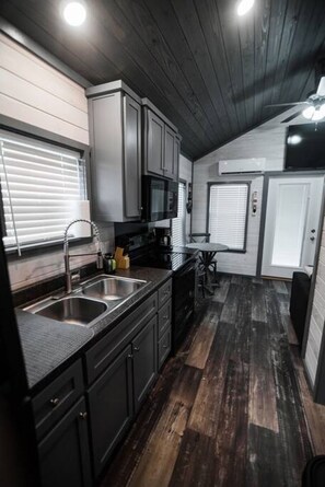 Kühlschrank, Mikrowelle, Ofen, Herdplatte