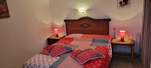 2 bedrooms, iron/ironing board, travel cot, free WiFi