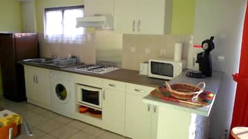 Frigorifero, microonde, forno, piano cottura