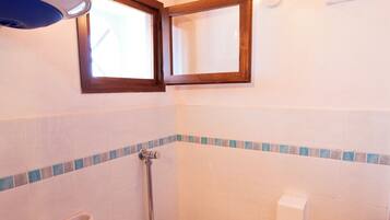 Douche, sĂšche-cheveux, bidet, serviettes fournies