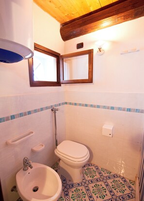 Douche, sèche-cheveux, bidet, serviettes fournies