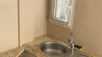 Réfrigérateur, micro-ondes, plaque de cuisson, cafetiÚre/bouilloire