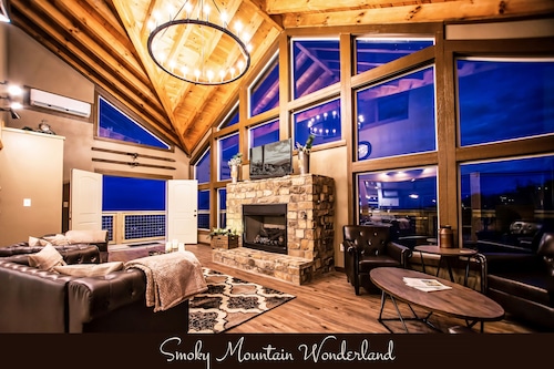 Gorgeous Luxury Cabin! 360 Views, Fire Pit, Theater Room - Prime Location! 