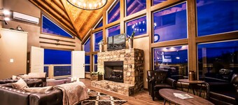 Gorgeous Luxury Cabin! 360 Views, Fire Pit, Theater Room - Prime Location!