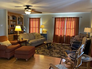 Smart TV, reproductor de DVD, libros y videoteca 