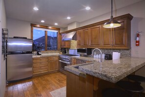 Frigorífico, microondas, horno y lavavajillas