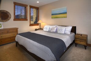 4 bedrooms, desk, iron/ironing board, Internet - Silver Ridge 3 / It Doesn't Get Any Closer! Ski-in Ski-out Luxury/Hot Tub/Garage (Crested Butte)