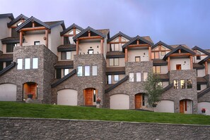 Exterior - Silver Ridge 3 / It Doesn't Get Any Closer! Ski-in Ski-out Luxury/Hot Tub/Garage (Crested Butte)