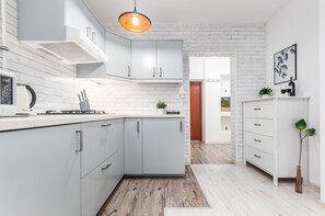 Huoneisto, 1 makuuhuone, parveke | Yksityinen keittiö | Vedenkeitin, keittoastiat/astiat/ruokailuvälineet, pakastin