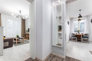 Vedenkeitin, keittoastiat/astiat/ruokailuvälineet, pakastin